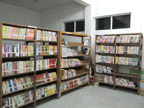 竹山县竹坪乡金花小学双休整理图书忙