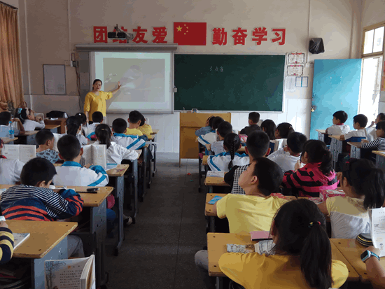 新进教师讲课场景